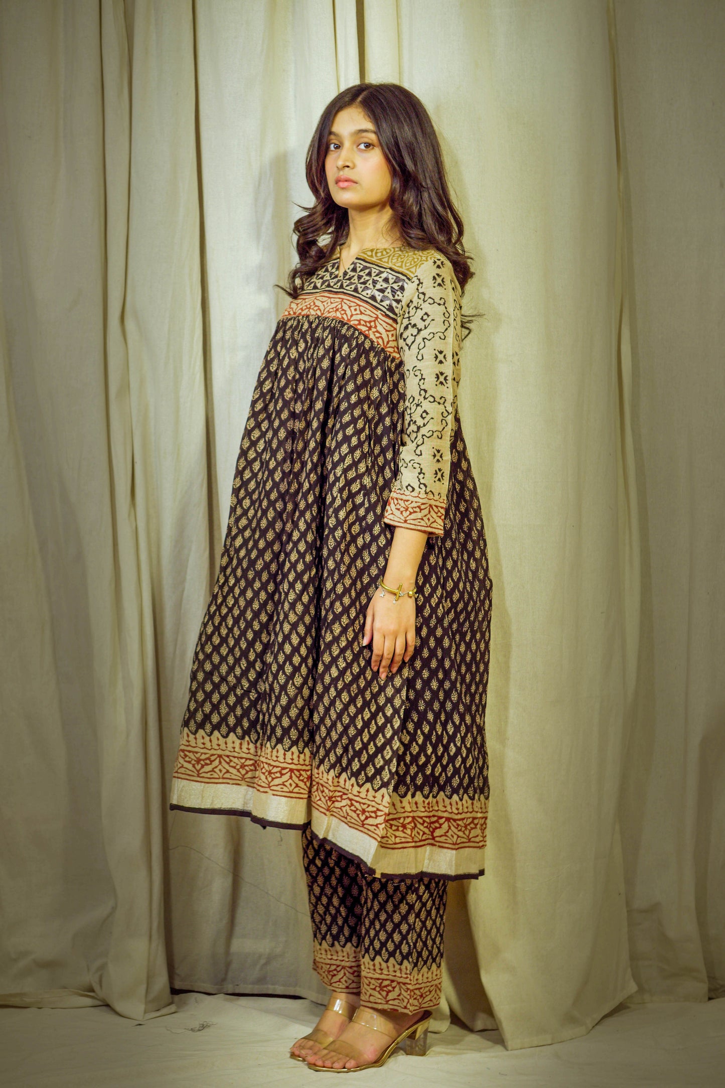 Kaarigari Noir – Ajrakh Heritage Ensemble