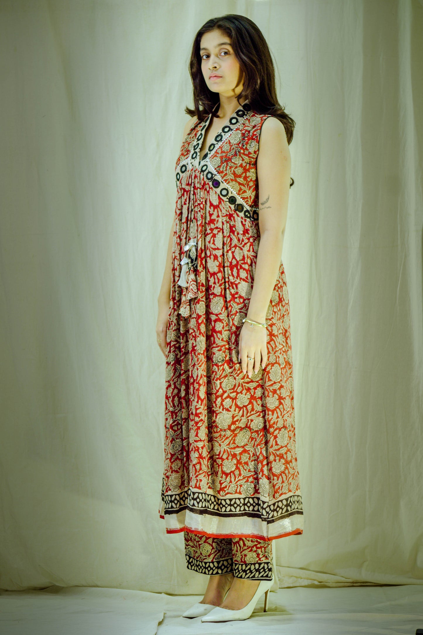 Noir Botanica – Pure Linen Kalamkari Pant–Kurta Set