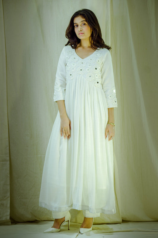 Ivory Muse – Pure Linen Appliqué Pant–Kurta Set