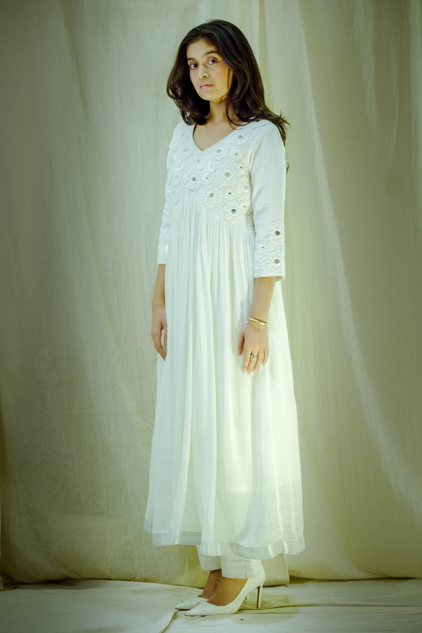 Ivory Muse – Pure Linen Appliqué Pant–Kurta Set