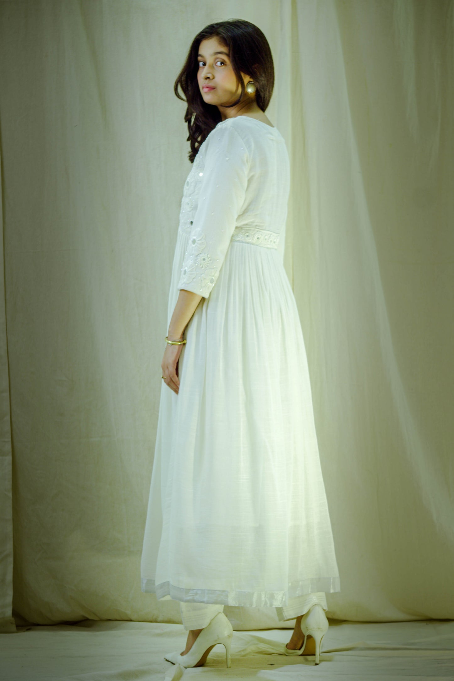 Ivory Muse – Pure Linen Appliqué Pant–Kurta Set
