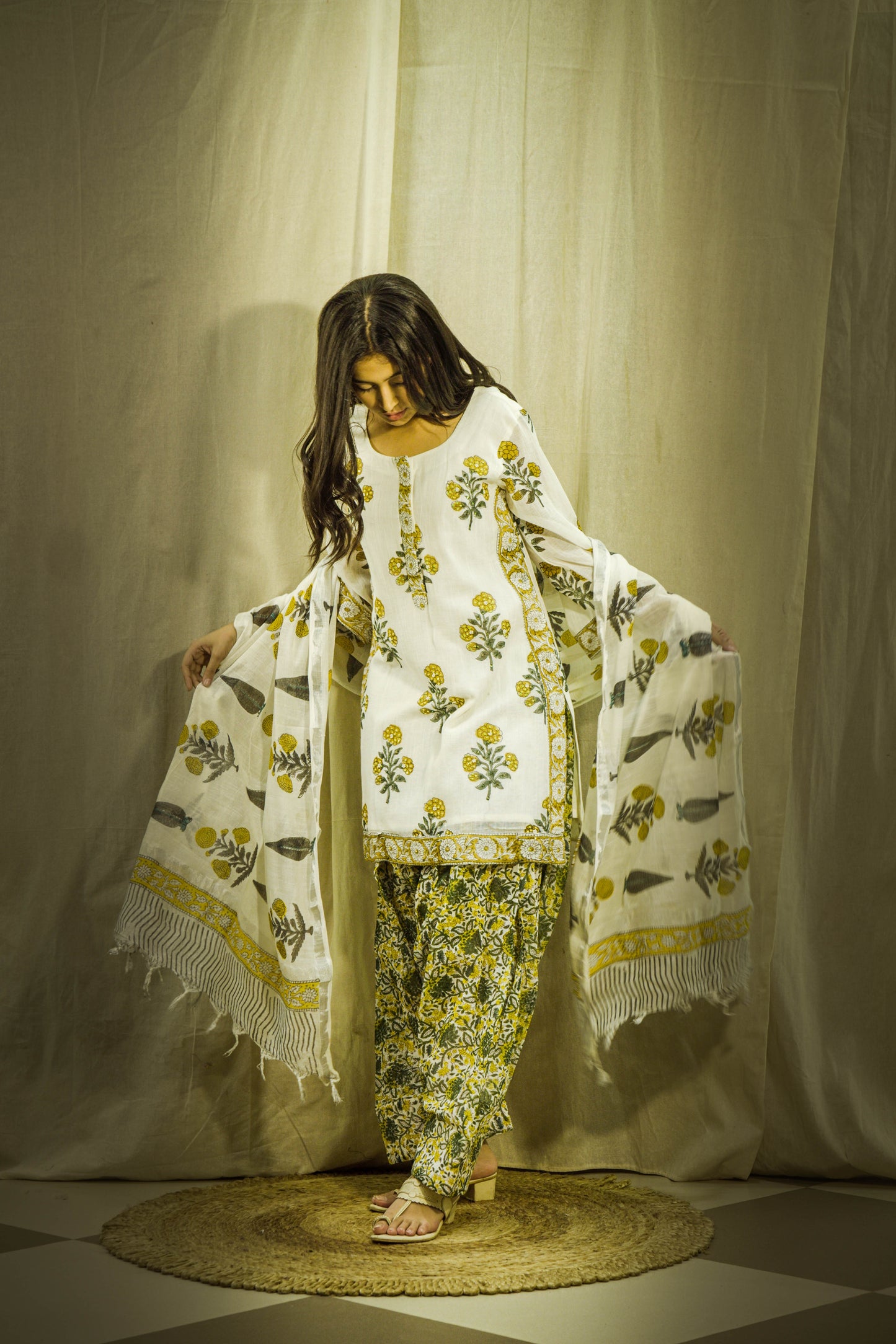 Noor Farshi Linen Set