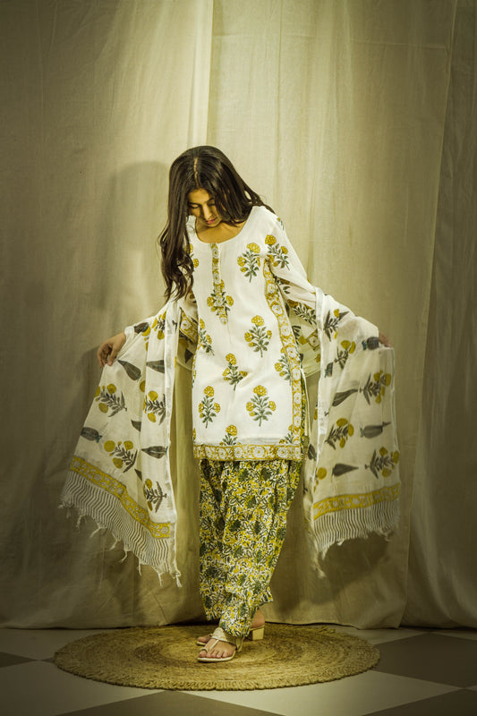 Noor Farshi Linen Set