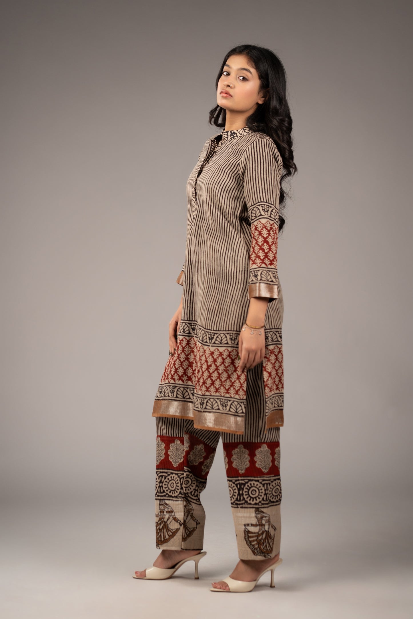 Mehr-e-Raqs Linen Kurta Set