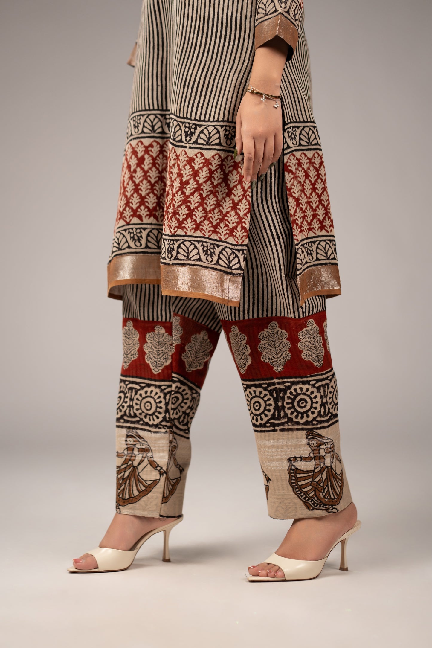 Mehr-e-Raqs Linen Kurta Set