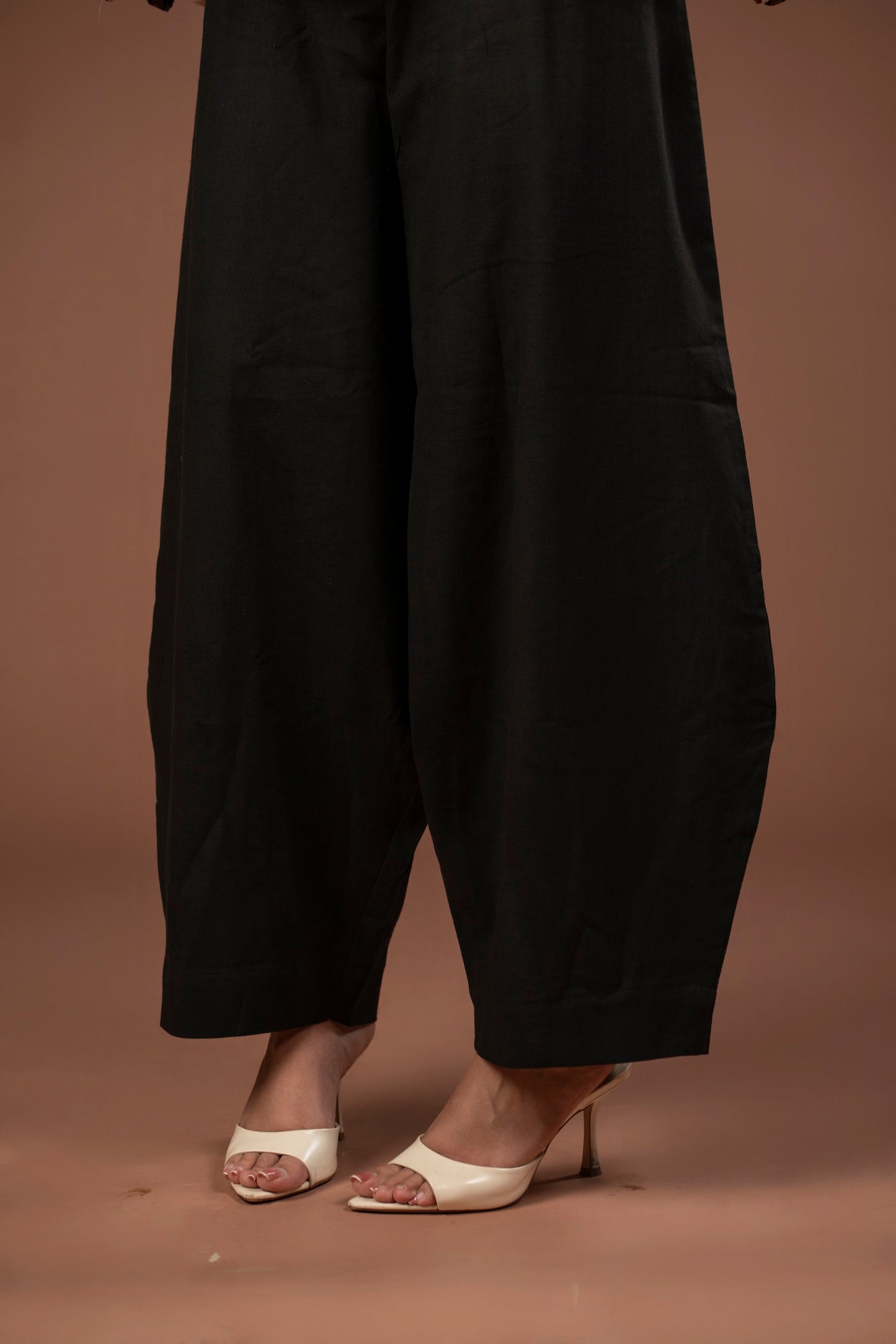 Noir Ease Barrel Pants