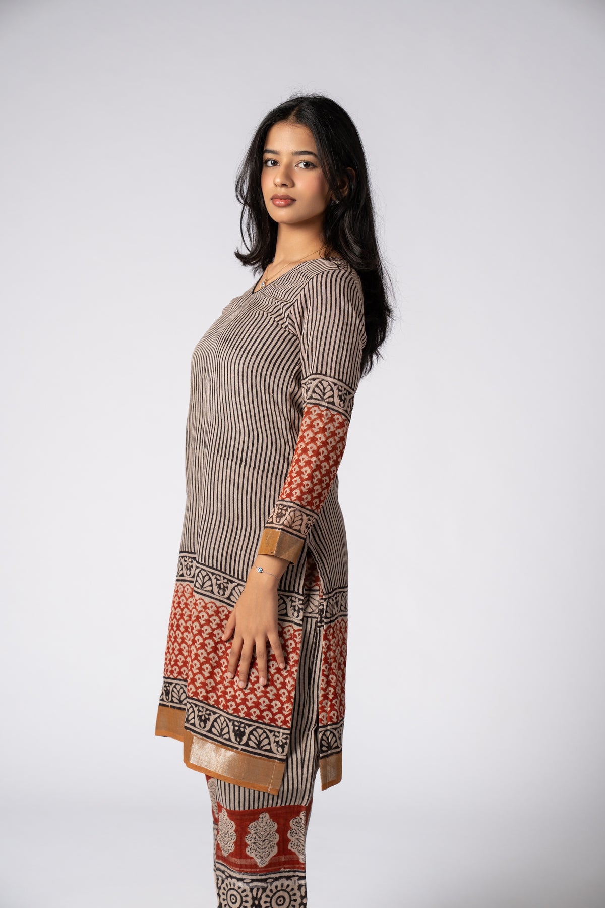 Mehr-e-Raqs Vira Linen Kurta Set