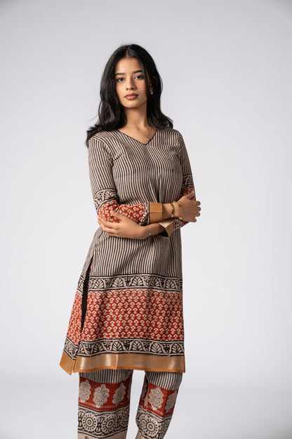 Mehr-e-Raqs Vira Linen Kurta Set