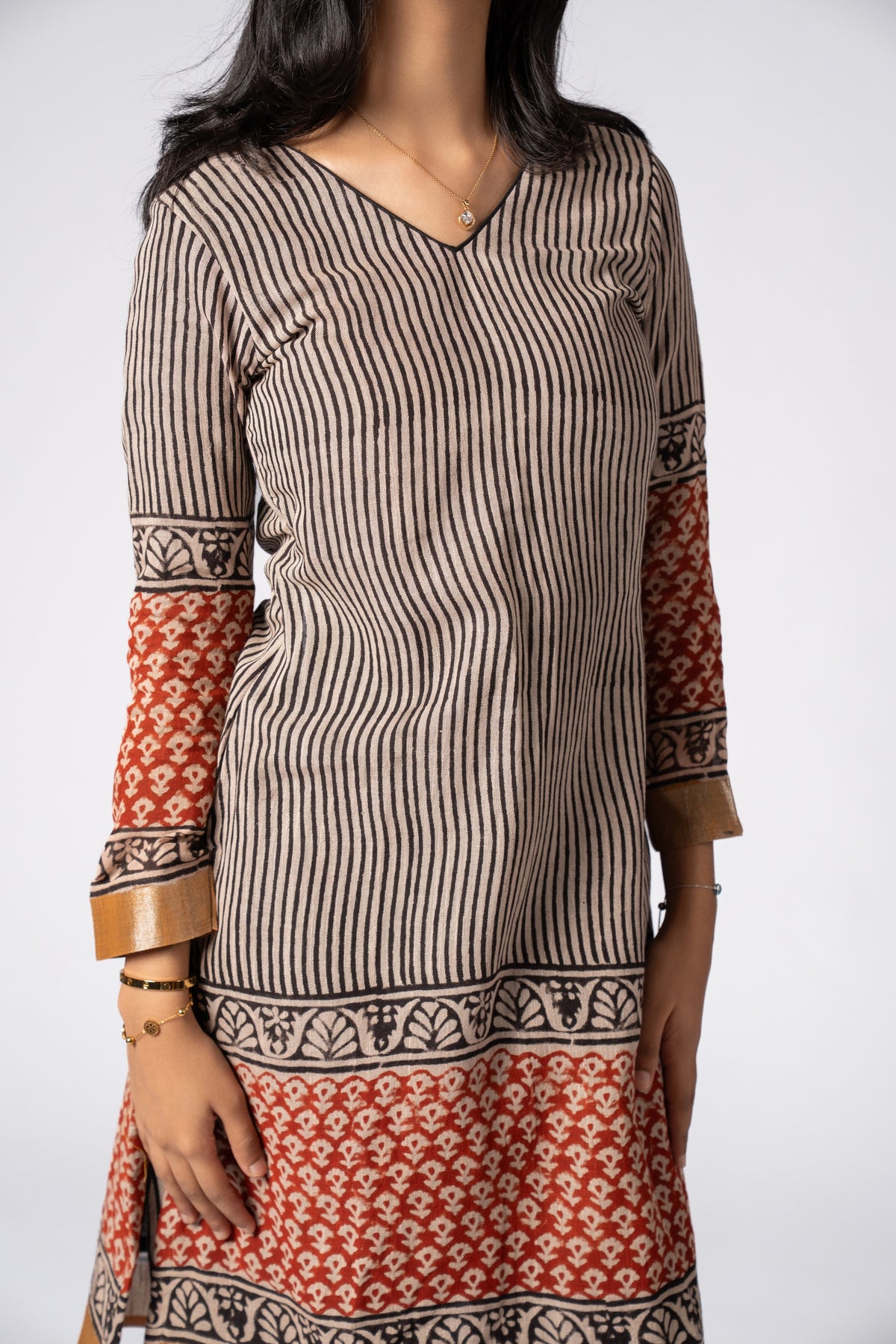 Mehr-e-Raqs Vira Linen Kurta Set