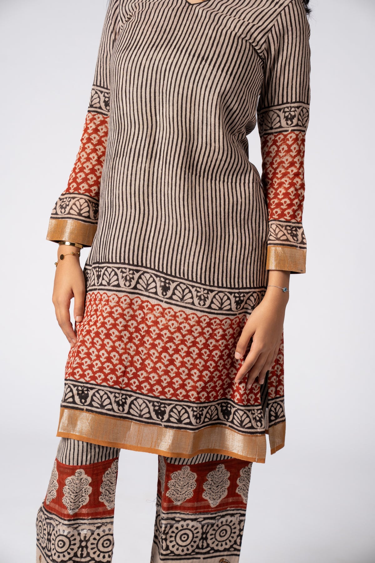 Mehr-e-Raqs Vira Linen Kurta Set