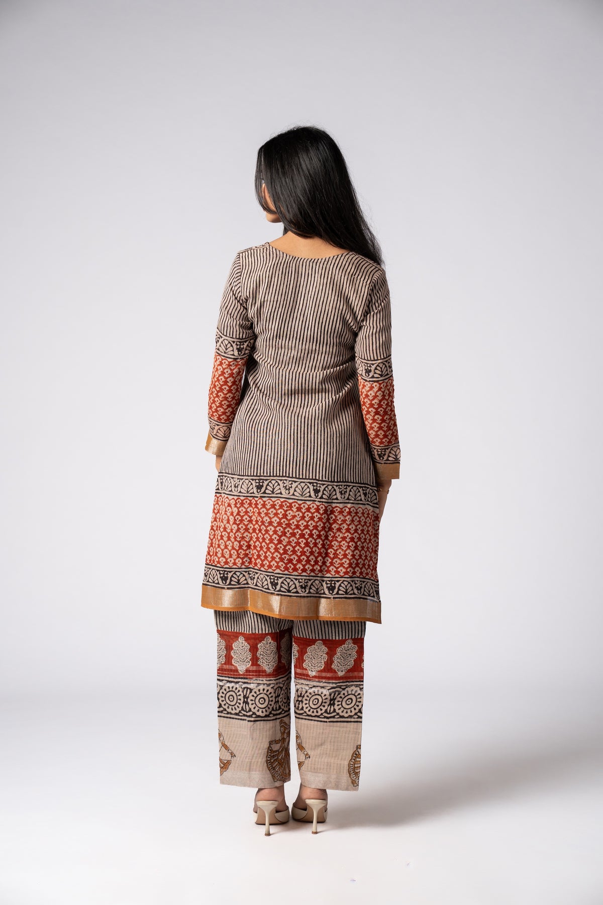 Mehr-e-Raqs Vira Linen Kurta Set